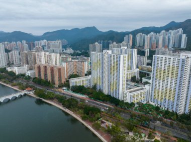Sha Tin, Hong Kong - 26 Ocak 2022: İHA Hong Kong yerleşim bölgesi üzerinde uçuyor