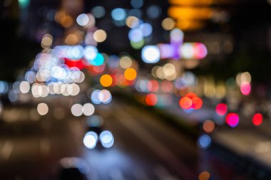 Tayvan 'da gece şehir trafiğinin bulanık görüntüsü