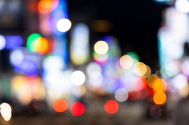 Gece şehir caddesinin bulanık görüntüsü
