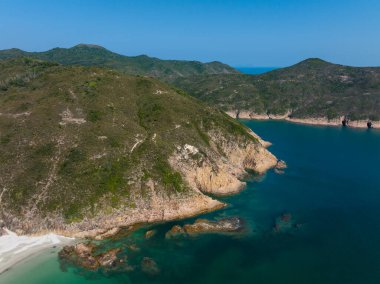 İnsansız hava aracı Sai Kung 'daki Hong Kong Global Geopark üzerinde uçuyor.