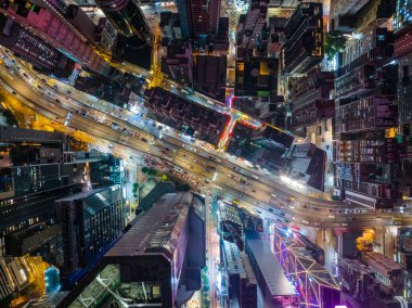 Merkez, Hong Kong - 25 Ocak 2022: Geceleri Hong Kong caddesinin yukarıdan aşağı manzarası