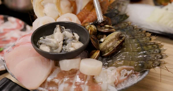 Restoranda Güveç Için Bir Kase Deniz Ürünü — Stok fotoğraf