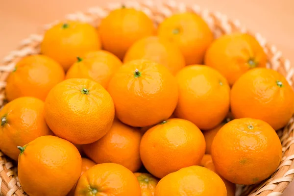 家里篮子上的柑橘 — 图库照片