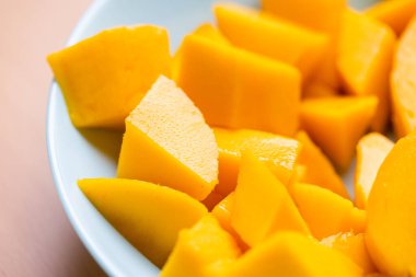 Tabakta taze mango meyvesi var.