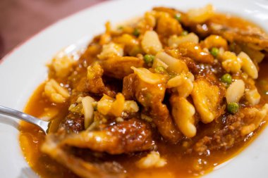 Tabakta sincap balığı tabağı