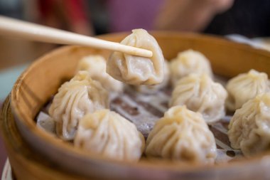 Restoranda Çin usulü çorba ekmeği.