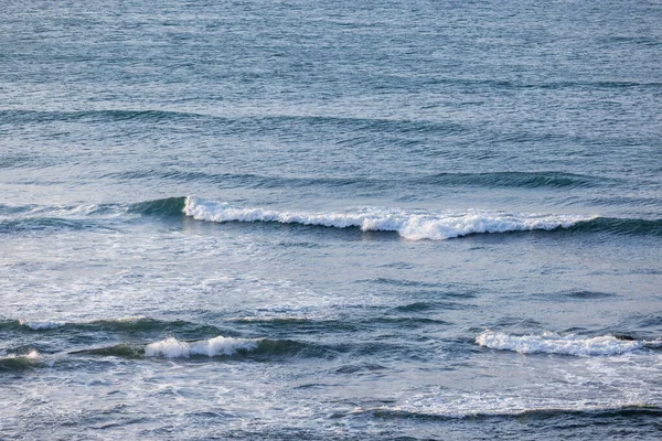海の波がビーチを越えて — ストック写真
