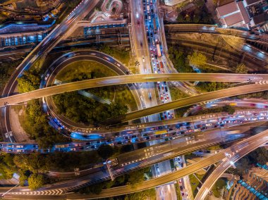 Causeway Bay, Hong Kong - 25 Ocak 2022: Geceleri Hong Kong şehir trafiğinin en üst görüntüsü