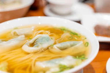 Restoranda et ve sebzeli erişte çorbası kasesi.