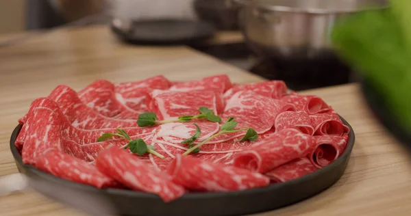 レストランで鍋のための牛肉のスライス — ストック写真