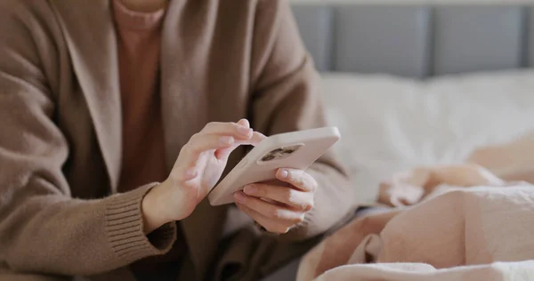 Vrouw Gebruik Smartphone Thuis — Stockfoto