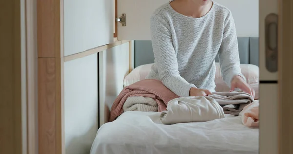 Mujer Doblar Ropa Hacer Las Tareas Domésticas Casa — Foto de Stock