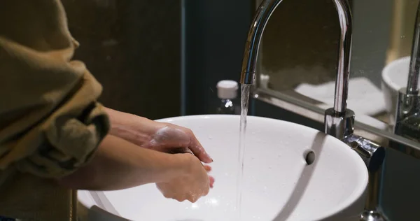 Mujer Lava Mano Baño — Foto de Stock