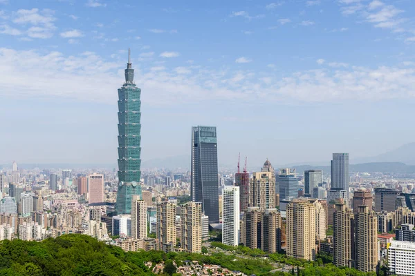 Taipei, Tayvan - 09 Nisan 2022: Taipei şehir silueti ve şehir hayatı