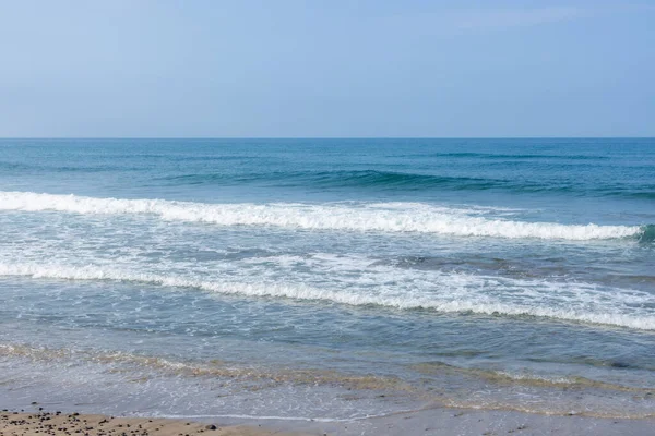 海浪在海滩上飞溅 — 图库照片