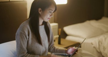Kadın, akşam otel odasındaki dizüstü bilgisayara bak.
