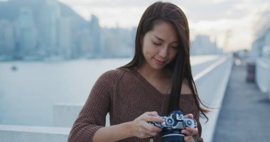 Kadın kamerada fotoğrafı kontrol et 