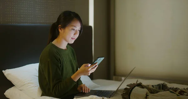 Женщина Использует Мобильный Телефон Ноутбуком Кровати Ночью — стоковое фото