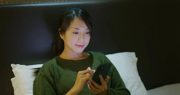 Wanita Menggunakan Telepon Pintar Tempat Tidur Malam Hari — Stok Foto