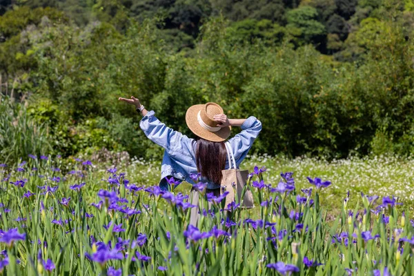 Donna Prendere Selfie Sul Telefono Cellulare Iris Tectorum Farm — Foto Stock