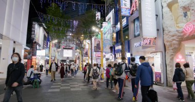 Taipei, Tayvan - 02 Mart 2022: Taipei şehrinde gece Ximending