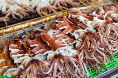 Tayvan 'da sokak pazarında kalamar ızgarası.