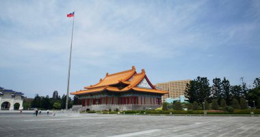 Taipei, Tayvan - 17 Mart 2022: Chiang Kai shek Anıt Salonu 'nun ön kapısı ve Ulusal Tiyatro ve Konser Salonu