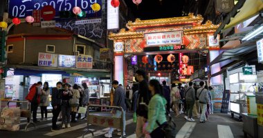 Taipei, Tayvan - 12 Mart 2022: Taipei 'deki Raohe Caddesi sokak pazarı