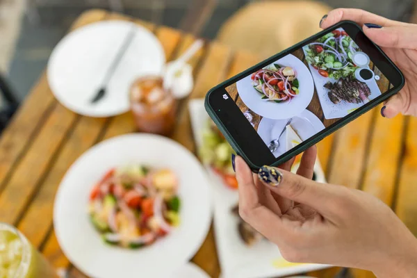 Maak Foto Van Het Eten Outdoor Cafe — Stockfoto