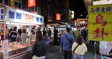 Taipei, Tayvan - 12 Mart 2022: Taipei 'deki Raohe Caddesi sokak pazarı