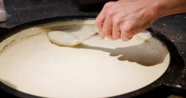 Taipei 'deki sokak pazarında fıstık ve susamlı kek yapıyorum.