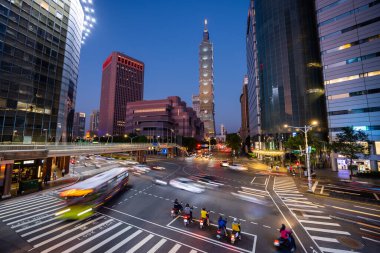 Taipei, Tayvan - 09 Nisan 2022: Taipei şehir silueti ve gece hayatı