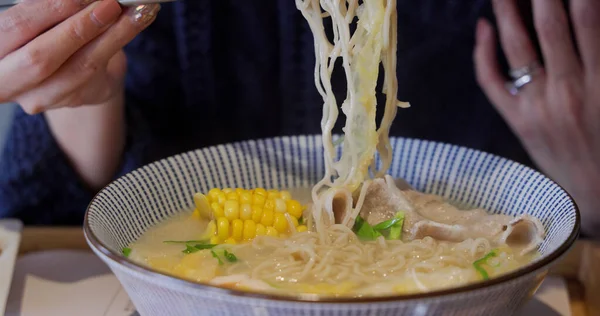 女性はレストランで麺を食べる — ストック写真