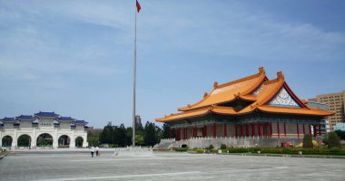 Taipei, Tayvan - 17 Mart 2022: Tayvan 'daki Chiang Kai shek Anıt Salonu' nun ön kapısı ve Ulusal Tiyatro ve Konser Salonu