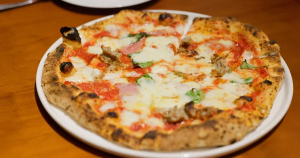 Compartiendo Pizza Restaurante Para Cenar —  Fotos de Stock