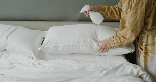 Kobieta Używać Sprayu Czyszczenia Łóżka Domu — Zdjęcie stockowe