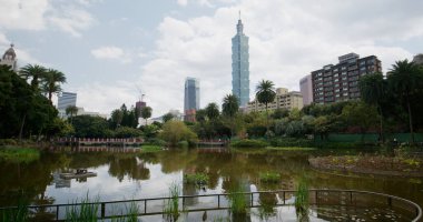 Taipei, Tayvan - 12 Mart 2022: Taipei 101 şehir simgesi Sun Yat Sen Anıt Salonu