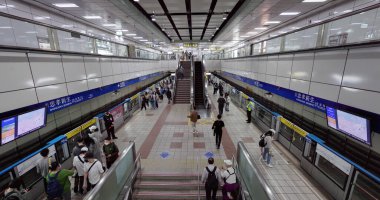 Taipei, Tayvan - 14 Mart 2022: Taipei şehrindeki Zhongxiao Xinsheng metro istasyonu