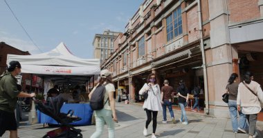 Taipei, Tayvan - 22 Mart 2022: Taipei şehrinin Dihua caddesinde tatil pazarı