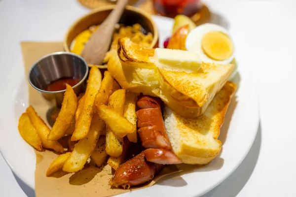 French Fries Sausages Toast — Stockfoto