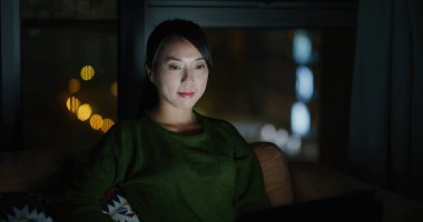 Akşam iş kadın evde dizüstü bilgisayar üzerinde