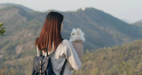 Kadın Köpeğiyle Yürüyüşe Çıkar Dağın Tepesinde Durur — Stok fotoğraf