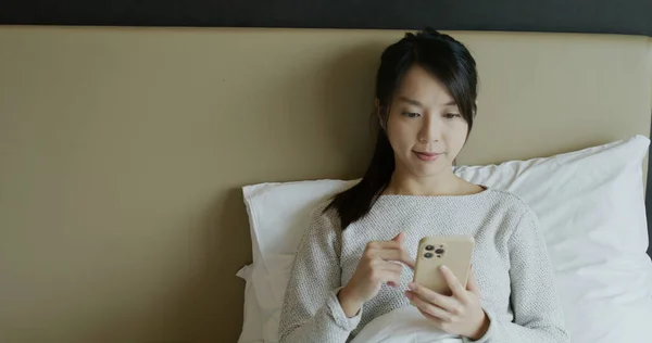 Женщина Использовать Мобильный Телефон Кровати — стоковое фото