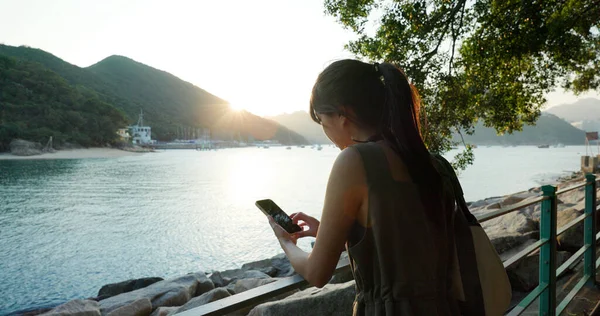 Frau Benutzt Handy Bei Sonnenuntergang — Stockfoto