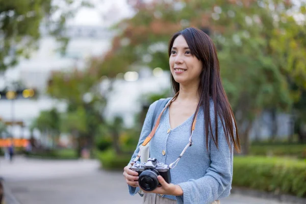 Kobieta Fotograf Iść Zrobić Zdjęcie — Zdjęcie stockowe