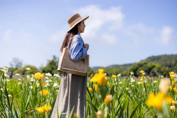 Woman Visit Flower Farm — Foto Stock