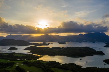 Hong Kong 'lu Sai Kung' da güzel bir gün batımı manzarası.