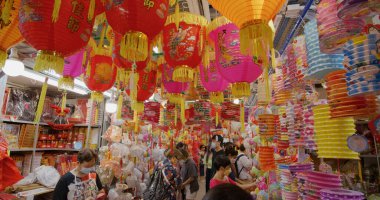 Yuen Long, Hong Kong - 09 Eylül 2021: Hong Kong 'da sulak pazarda geleneksel sonbahar ortası feneri satmak