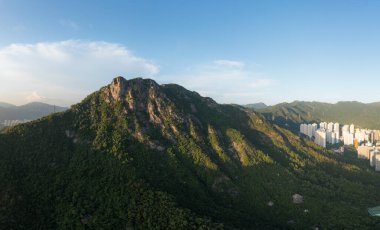 İHA, aslan kayası dağının üzerinden uçuyor.