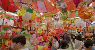 Yuen Long, Hong Kong - 09 Eylül 2021: Hong Kong 'da sulak pazarda geleneksel sonbahar ortası feneri satmak
